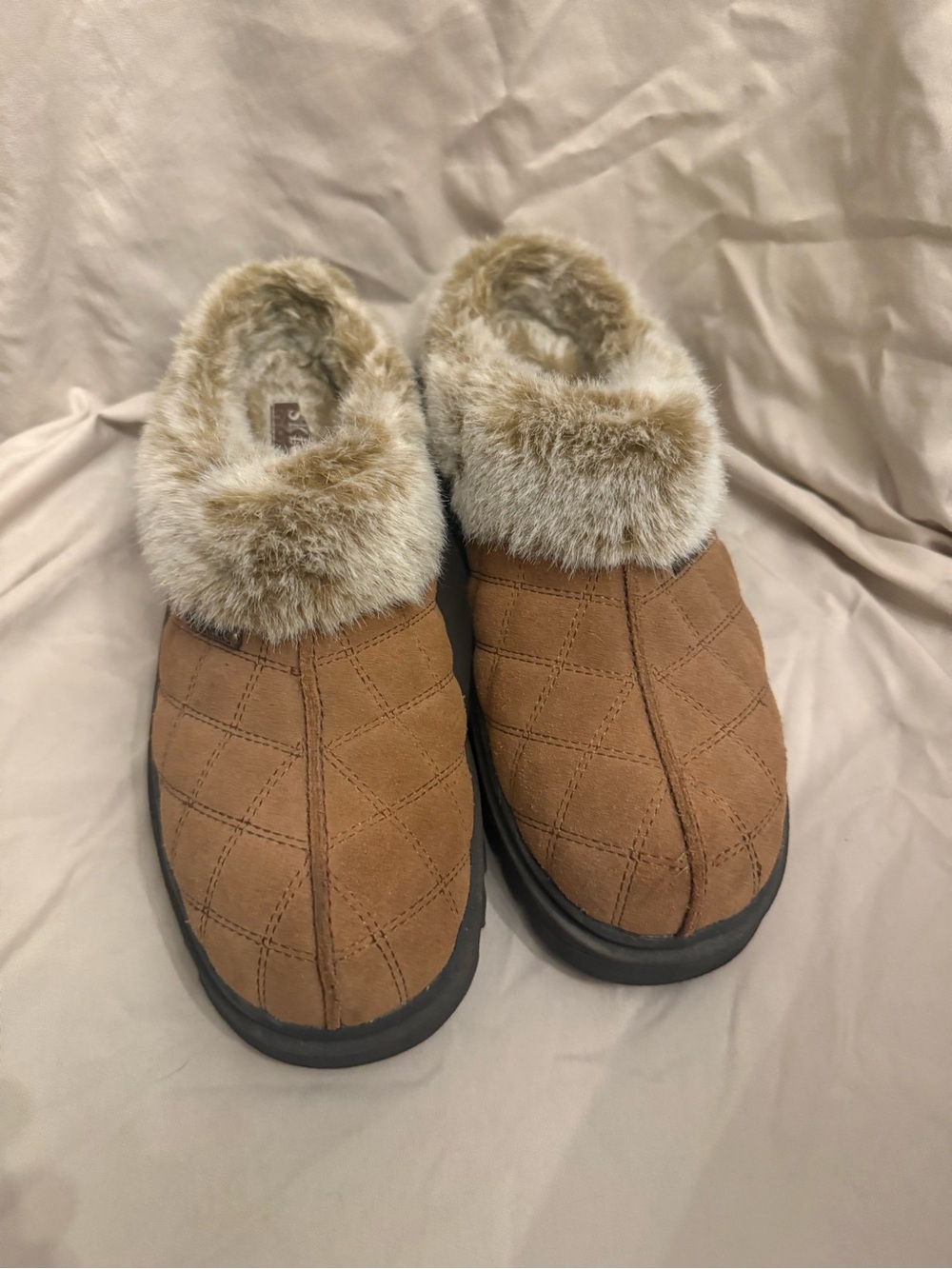 Skechers Women's Tan Faux-Fur Cuff Quilted Slip-On Mules